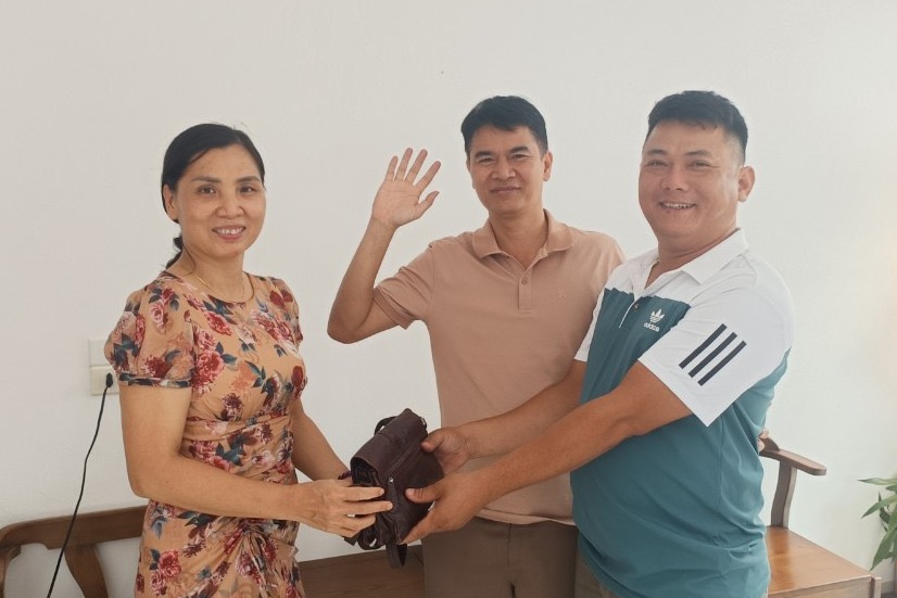 Công an xã Ngũ Lão (Thủy Nguyên): Trao trả lại tài sản cho khách du lịch Cát Bà
